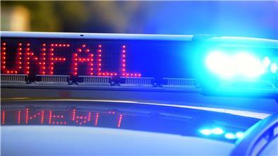 Eine betrunkene 25-Jährige ist mit ihrem Auto gegen einen Baum gekracht, dabei wurden vier Menschen verletzt.
