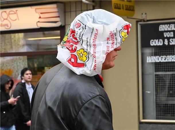 Eine Blumentüte als Regenschutz - die Not macht erfinderisch. 