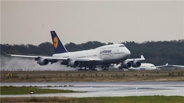 Bundeswehr will notfalls Deutsche aus Israel evakuieren Eine Boeing 747 Jumbo-Jet der Lufthansa aus Tel Aviv rollt nach ihrer Landung zu ihrer Parkposition am Frankfurter Flughafen.