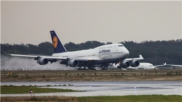 Eine Boeing 747 Jumbo-Jet der Lufthansa aus Tel Aviv rollt nach ihrer Landung zu ihrer Parkposition am Frankfurter Flughafen.