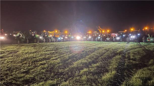 Wow! Bauern und Mittelstand formen ein riesiges Herz auf dem Deichbrand-Gelände Eine breite Front von Traktoren steht auf dem großen Feld.