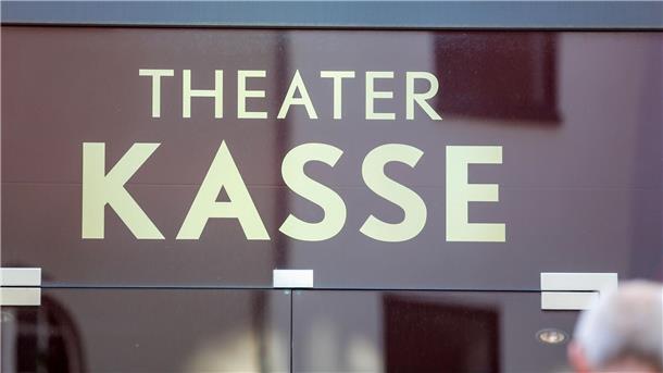 Eine breite Mehrheit der Erwachsenen in Deutschland findet es einer Umfrage zufolge richtig, Theater staatlich zu subventionieren.