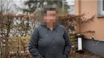 Eine Frau, deren Gesicht verpixelt ist. 