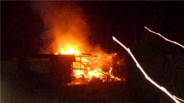 Eine brennende Gartenlaube, ähnlich wie auf diesem Bild, sorgte in der Nacht zu Sonnabend für einen größeren Einsatz für die Feuerwehr Bremerhaven. (Symbolbild)