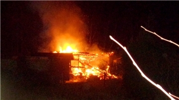 Eine brennende Gartenlaube, ähnlich wie auf diesem Bild, sorgte in der Nacht zu Sonnabend für einen größeren Einsatz für die Feuerwehr Bremerhaven. (Symbolbild)