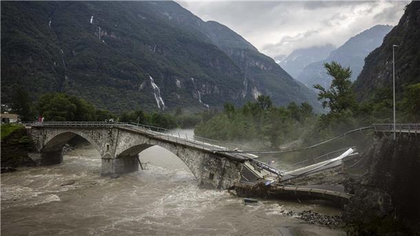 Vier Tote nach Unwettern mit Erdrutsch in der Schweiz Eine Brücke im Maggiatal wird durch einen reißenden Fluss zerstört.