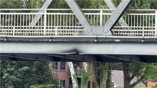 Eine Brücke in Lingen ist gesperrt, nachdem ein Frachter sie gerammt hatte. 