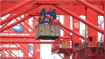 Eine Brücke, zwei Container: Am Jade-Weser-Port arbeiten zwei neue Kräne.