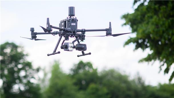 Gefahr aus der Luft? Bürgerin startet Petition gegen Drohnen Detailaufnahme einer Feuerwehrdrohne.