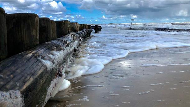 Eine Buhne ist Teil des Küstenschutzes. Es gibt viele auf den Nordseeinseln, Aber auch in unserer Region werden sie gebaut, um die Strömung zu verlangsamen.