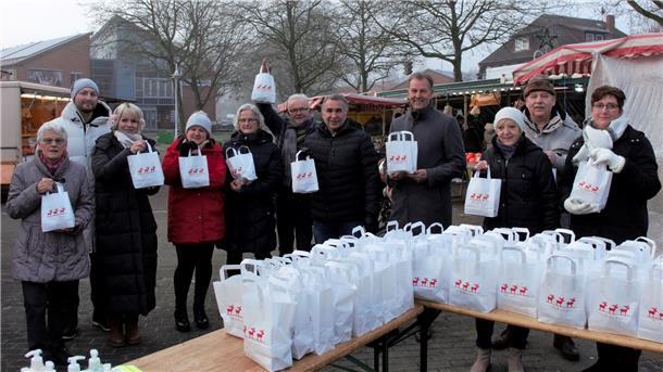 Beverstedter Seniorenbeirat bei der Aktion "Freude schenken im Advent" auf dem Wochenmarkt in Beverstedt.