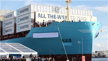 Eine Champagnerflasche zerschellt am Rumpf des weltweit ersten mit grünem Methanol betriebenen Containerschiff.