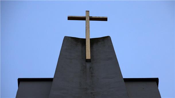 Eine christliche Kirche im Morgengrauen.