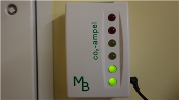 Eine CO2-Ampel signalisiert den Kohlendioxid-Gehalt der Raumluft durch einen Leuchtbalken oder durch farbige LEDs in Rot, Gelb und Grün.