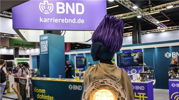 Eine Cosplayerin mit dem kryptischen Namen AJ unterstützt den BND.