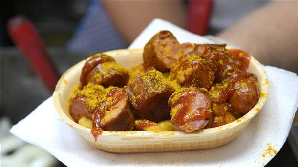 Currywurst-Einladungen? Ermittlungen eingestellt Eine Currywurst wird in einer essbaren Schale verkauft.