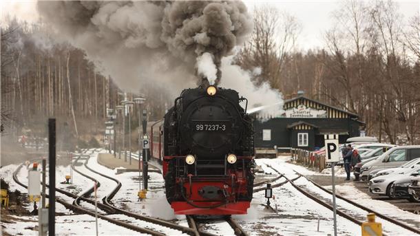 Eine Dampflok der Harzer Schmalspurbahnen (HSB) startet in Schierke vom Bahnhof zum Brocken.