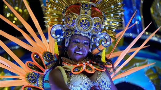 Rios Karneval glänzt mit Innovationen Eine Darstellerin der Sambaschule Paraiso do Tuiuti paradiert auf einem Wagen im Sambadrom.