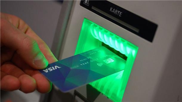 Eine Debit­karte, mit der Flüchtlinge zahlen können, wird bei einer Pressekonferenz gezeigt.