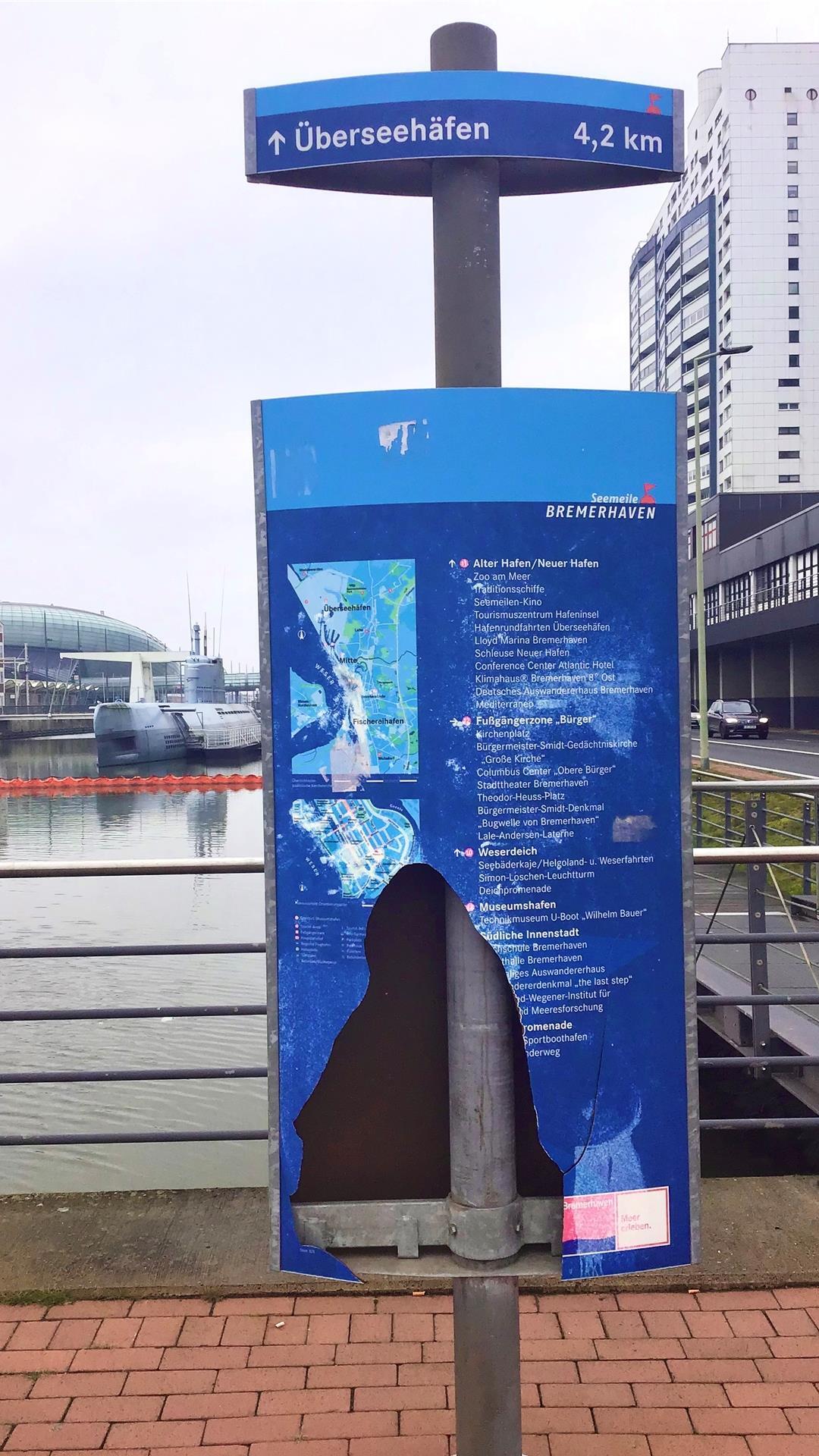 Eine demolierte Stele an den Havenwelten: Die blauen Wegweiser sollen nun weg.