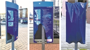 Eine demolierte Stele an den Havenwelten: Die blauen Wegweiser sollen nun weg.
