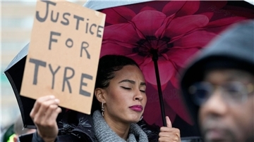 Eine Demonstrantin fordert Gerechtigkeit für Tyre Nichols.