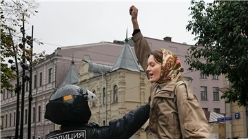 Eine Demonstrantin protestiert in Moskau gegen die Teilmobilisierung wegen des Angriffskriegs gegen die Ukraine.