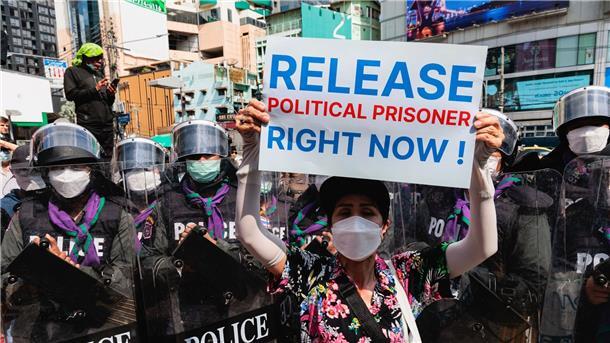 Eine Demonstrantin protestiert vor der Bereitschaftspolizei in Bangkok.