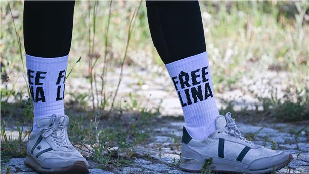 Eine Demonstrantin vor dem Oberlandesgericht Dresden mit eindeutiger Botschaft auf den Socken.