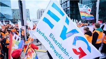 Eine Demonstration der Eisenbahn- und Verkehrsgewerkschaft (EVG) vor dem Berliner Hauptbahnhof.