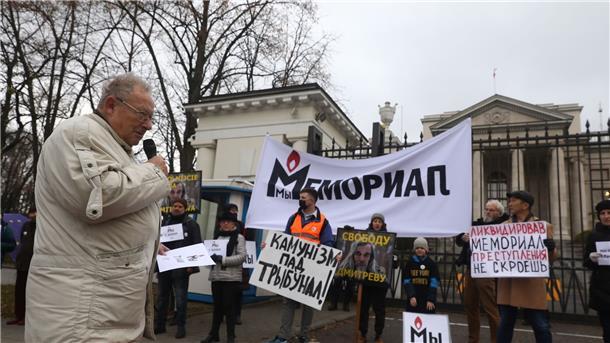 Eine Demonstration für die russische Menschenrechtsorganisation Memorial im vergangenen Jahr in Warschau (Archivbild).