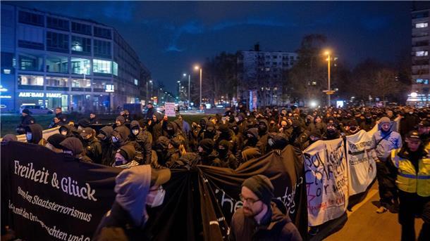 „Freiheit für Daniela“: Hunderte Teilnehmer bei Demo Eine Demonstration zog unter dem Motto „Stoppt den Staatsterrorismus - Solidarität mit den Untergetauchten und Gefangenen“ durch Berlin.