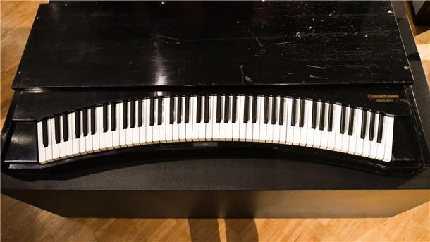 Eine der Ausstellungskuriositäten. Ein Klavier mit Bogenklaviatur von Grotrian-Steinweg. 