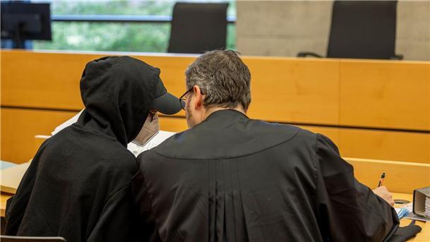 Gewalt in der Kita vor Gericht - Streit um Deutung Eine der beiden Angeklagten (l) unterhält sich mit ihrem Rechtsanwalt im Sitzungssaal im Landgericht.