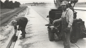 Eine der letzten Arbeiten auf der fast fertigen Autobahn war das Ausgießen der Fugen am Fahrbahnrand.