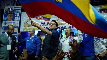 Eine der letzten Aufnahmen von Fernando Villavicencio: Während einer Wahlkampfveranstaltung in Quito schwenkt der Präsidentschaftskandidat eine ecuadorianische Nationalflagge. Nach der Veranstaltung wurde er erschossen.