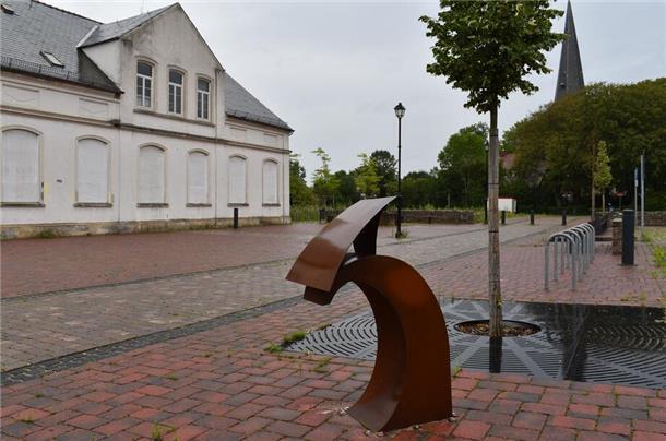 Eine der neun Stelen aus Cortenstahl ist auf dem neuen Blexer Dorfplatz installiert worden.