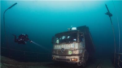 Eine der vielen Attraktionen im Kreidesee: ein LKW, der auf einer Straße zu stehen scheint.