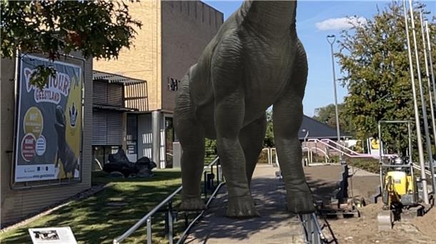 Ein Dino vor dem Langener Rathaus