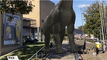 Ein Dino vor dem Langener Rathaus