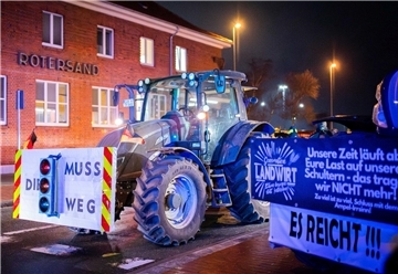 Eine deutliche Botschaft: Bei der nächtlichen Blockade-Aktion der Bauern im Bremerhavener Hafen Anfang Februar wurde unmissverständlich gefordert, dass die Ampel „weg muss“.