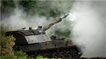 Eine deutsche Panzerhaubitze 2000 der ukrainischen Armee feuert auf russische Stellungen an der Frontlinie in der Nähe von Bachmut.