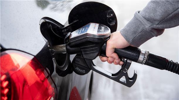 Frau tankt 47 Liter Diesel und fährt ohne zu bezahlen davon Eine dreiste Dieseldiebin tankt an der A7, will aber nicht bezahlen. (Symbolbild)