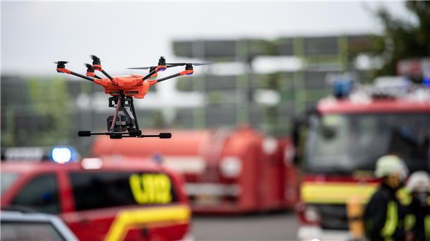 Eine Drohne bei einem Feuerwehreinsatz. Eine solche hätten die Loxstedter Brandbekämpfer auch gerne. Doch die Loxstedter Finanzlage lässt eine solche Beschaffung derzeit nicht zu.