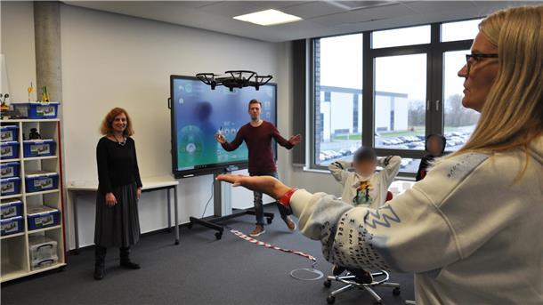 Eine Drohne fliegt durch einen Klassenraum. Im Innovationszentrum in Einswarden werden Kindern digitale Kompetenzen vermittelt. Das ist eines der zahlreichen Module in dem umbenannten Technologiezentrum (TZN). Links Özge Güldirim, Projektmanagerin im Kreativlabor.