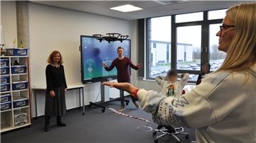 Eine Drohne fliegt durch einen Klassenraum. Im Innovationszentrum in Einswarden werden Kindern digitale Kompetenzen vermittelt. Das ist eines der zahlreichen Module in dem umbenannten Technologiezentrum (TZN). Links Özge Güldirim, Projektmanagerin im Kreativlabor.