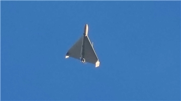 Eine Drohne ist am Himmel über Kiew zu sehen. Dabei handelt es sich vermutlich um eine Kampfdrohne vom Typ Schahed 136 iranischer Bauart.