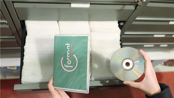 Stöbern statt Streamen: Videothek-Comeback bei der Gen Z? Eine DVD mit Cover der Videothek des Filmkunstvereins Format.