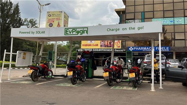 Unsichtbare Gefahr: Afrikas Kampf gegen verschmutzte Luft Eine E-Moto-Ladestation in Kigali. Noch sind wenige Fahrer auf Elektromobilität umgestiegen.