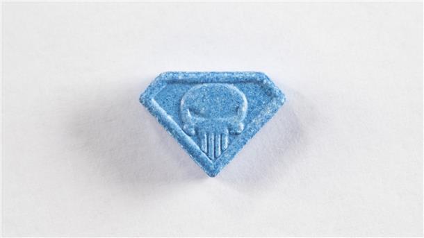 Drogentod einer 13-Jährigen richtet Fokus auf Drogenpolitik Eine Ecstasy-Pille mit dem „Blue Punisher“-Motiv.